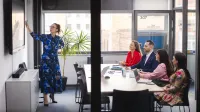 Akademia zarządzania zmianą i strategią | Studia podyplomowe w Warszawie | Uniwersytet WSB Merito Warszawa: grupa osób słuchające wykładu