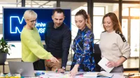 Akademia menedżera | Studia podyplomowe w Warszawie | Uniwersytet WSB Merito Warszawa: grupa ludzi omawiająca projekt