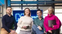 Zarządzanie innowacjami | Studia podyplomowe w Warszawie | Uniwersytet WSB Merito Warszawa: uśmiechnięta grupa ludzi