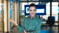 Akademia przywództwa kobiet | Studia podyplomowe w Warszawie | Uniwersytet WSB Merito Warszawa: uśmiechnięta kobieta w koszuli