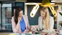 Energetyka wiatrowa | Studia podyplomowe w Warszawie | Uniwersytet WSB Merito Warszawa: dwie kobiety pracujące nad projektem