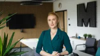 Kolegium doktorskie | Studia podyplomowe w Warszawie | Uniwersytet WSB Merito Warszawa: kobieta trzymająca się za ręce