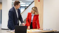 Fintech - innowacje technologiczne na rynku finansowym | Studia podyplomowe w Warszawie | Uniwersytet WSB Merito Warszawa: mężczyzna i kobieta podczas rozmowy