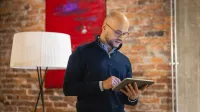 mężczyzna pracujący z tabletem