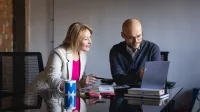 International HR operations and Payroll | Studia podyplomowe w Warszawie | Uniwersytet WSB Merito Warszawa: kobieta i mężczyzna patrzący w ekran laptopa