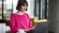 Lean Management | Studia podyplomowe w Warszawie | Uniwersytet WSB Merito Warszawa: kobieta pracująca na laptopie
