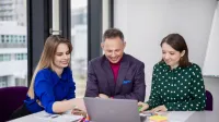 SAP – zintegrowane systemy informatyczne | Studia podyplomowe w Warszawie | Uniwersytet WSB Merito Warszawa: trzy osoby pracujące nad projektem