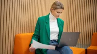 Lean Management | Studia podyplomowe w Warszawie | Uniwersytet WSB Merito Warszawa: kobieta przeglądająca dokumenty