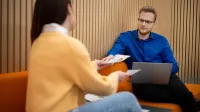 Psychologia w biznesie | Studia podyplomowe w Warszawie | Uniwersytet WSB Merito Warszawa: mężczyzna z kobietą podczas rozmowy