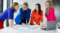 Controlling w biznesie | Studia podyplomowe w Warszawie | Uniwersytet WSB Merito Warszawa: grupa kobiet pracująca nad projektem