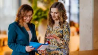 Inspektor Ochrony Danych | Studia podyplomowe w Warszawie | Uniwersytet WSB Merito Warszawa: dwie kobiety podczas rozmowy
