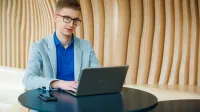Neurologopedia | Studia podyplomowe w Warszawie | Uniwersytet WSB Merito Warszawa: mężczyzna pracujący na laptopie