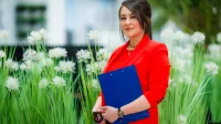 Ochrona środowiska | Studia podyplomowe w Warszawie | Uniwersytet WSB Merito Warszawa: kobieta trzymająca dokumenty
