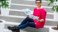Efektywność energetyczna, odnawialne źródła energii i inne narzędzia prowadzące do transformacji energetycznej | Studia podyplomowe w Warszawie | Uniwersytet WSB Merito Warszawa: kobieta analizująca wykresy