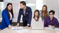 Fintech - innowacje technologiczne na rynku finansowym | Studia podyplomowe w Warszawie | Uniwersytet WSB Merito Warszawa: grupa ludzi pracująca nad projektem