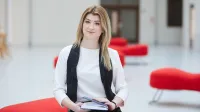 Diversity and Inclusion - Zarządzanie różnorodnością w organizacji | Studia podyplomowe w Warszawie | Uniwersytet WSB Merito Warszawa: kobieta trzymająca notes