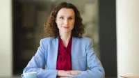 Akademia Lidera Merito | Szkolenia i kursy w Warszawie | Uniwersytet WSB Merito Warszawa: Kobieta nad zeszytem i książką.