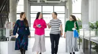 Polityka wynagrodzeń i wartościowanie stanowisk w świetle nowych regulacji UE | Studia podyplomowe w Warszawie | Uniwersytet WSB Merito Warszawa: Studenci idą przez korytarz na uczelni.