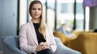 Digital Marketing Masterclass | Studia podyplomowe w Warszawie | Uniwersytet WSB Merito Warszawa: Uczestniczka MBA siedzi na fotelu