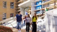 Nasze kampusy | Uniwersytet WSB Merito Warszawa: studenci przed budynkiem w trakcie remontu