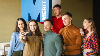 Customer experience and Customer Relationship Management | Studia I stopnia w Warszawie | Uniwersytet WSB Merito Warszawa: Zdjęcie główne: Warszawa - grupa studentów z literą M