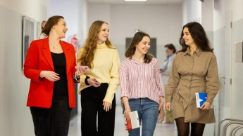 Psychologia polityki i komunikacja w kampaniach wyborczych | Studia podyplomowe w Warszawie | Uniwersytet WSB Merito Warszawa: Zdjęcie główne: Warszawa - grupa studentów