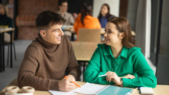 Administracja i finanse samorządowe | Studia I stopnia w Warszawie | Uniwersytet WSB Merito Warszawa: Studenci w ławce