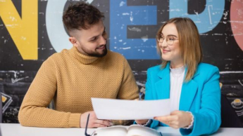 Psychologia negocjacji i mediacji | Studia I stopnia w Warszawie | Uniwersytet WSB Merito Warszawa: Dwoje studentów z notatkami