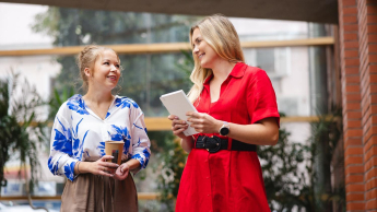 Prawo i finanse | Studia I stopnia w Warszawie | Uniwersytet WSB Merito Warszawa: Rozmowa dwóch kobiet 
