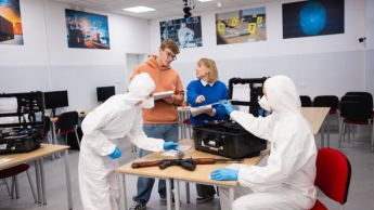 Kryminologia i kryminalistyka | Studia I stopnia w Warszawie | Uniwersytet WSB Merito Warszawa: Grupa studentów na zajęciach 