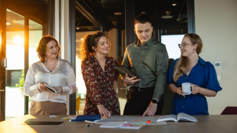 Project Management | Studia I stopnia w Warszawie | Uniwersytet WSB Merito Warszawa: Grupa analizująca dane na spotkaniu