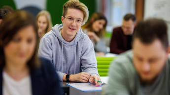 Administracja celno-skarbowa | Studia I stopnia w Warszawie | Uniwersytet WSB Merito Warszawa: Studenci na zajęciach 