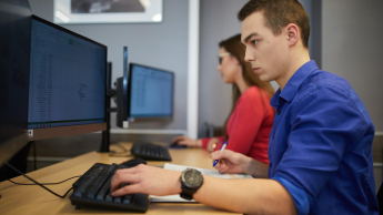 Front - end developer | Studia I stopnia w Warszawie | Uniwersytet WSB Merito Warszawa: Student przy komputerze