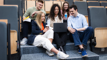 Security of computer systems | Studia I stopnia w Warszawie | Uniwersytet WSB Merito Warszawa: Grupa studentów siedzących na schodach 