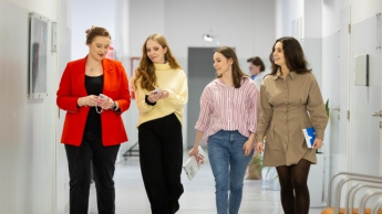 Marketing i sprzedaż (Marketing and Sales) | Studia II stopnia w Warszawie | Uniwersytet WSB Merito Warszawa: Grupa studentek na korytarzu 