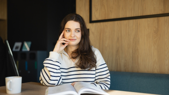 Customer Experience | Studia II stopnia w Warszawie | Uniwersytet WSB Merito Warszawa: studentka z książką 