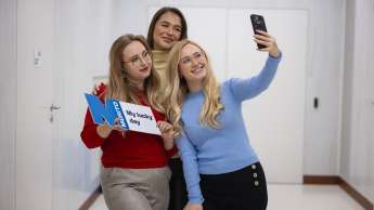 Marketing i sprzedaż | Studia II stopnia w Warszawie | Uniwersytet WSB Merito Warszawa: Selfie dziewczyn z tabliczką