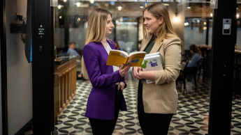 Bibliotekoznawstwo | Studia podyplomowe w Warszawie | Uniwersytet WSB Merito Warszawa: Rozmowa dwóch kobiet z książkami