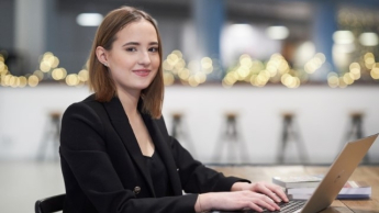 Analityka danych i automatyzacja decyzji biznesowych | Studia I stopnia w Warszawie | Uniwersytet WSB Merito Warszawa: Studentka przy pracy