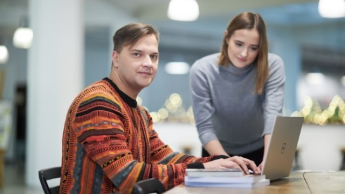 Marketing in Digital Transformation | Studia II stopnia w Warszawie | Uniwersytet WSB Merito Warszawa: Praca przy laptopie