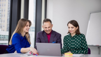 Projektowanie inteligentnych agentów biznesowych | Studia I stopnia w Warszawie | Uniwersytet WSB Merito Warszawa: Praca przy laptopie