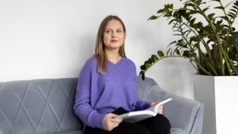 Wyniki wyszukiwania | Uniwersytet WSB Merito Warszawa: Zamyślona studentka 