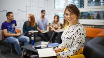 Marketing i sprzedaż | Studia II stopnia w Warszawie | Uniwersytet WSB Merito Warszawa: Grupa studentów na przerwie