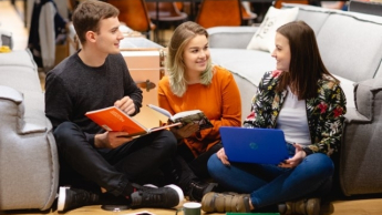 Analityka danych w finansach | Studia I stopnia w Warszawie | Uniwersytet WSB Merito Warszawa: Studenci podczas nauki 