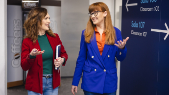 Psychologia transportu | Studia podyplomowe w Warszawie | Uniwersytet WSB Merito Warszawa: dwie kobiety podczas rozmowy