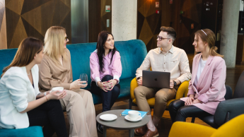 Marketing online and Growth Strategies | Studia I stopnia w Warszawie | Uniwersytet WSB Merito Warszawa: grupa ludzi rozmawiająca ze sobą