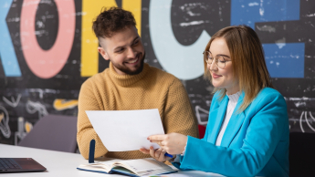 International HR operations and Payroll | Studia podyplomowe w Warszawie | Uniwersytet WSB Merito Warszawa: Chłopak z dziewczyną rozmawiają przy stole po zajęciach