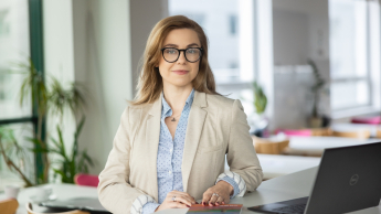 Doradztwo zawodowe i coaching kariery | Studia podyplomowe w Warszawie | Uniwersytet WSB Merito Warszawa: uśmiechnięta kobieta w okularach