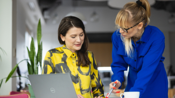 Business Intelligence – analiza danych | Studia podyplomowe w Warszawie | Uniwersytet WSB Merito Warszawa: dwie kobiety rozmawiające ze sobą