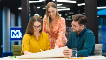 Podstawy programowania | Studia podyplomowe w Warszawie | Uniwersytet WSB Merito Warszawa: grupa trzech osób pracująca nad projektem